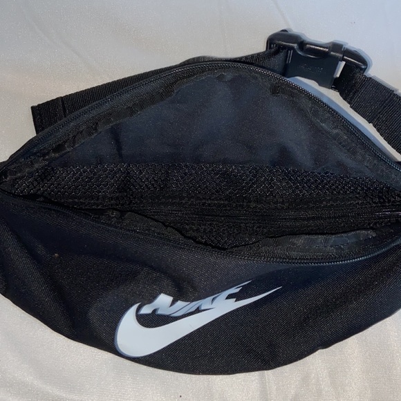 Nike Black Fanny Pack - Picture 5 of 9